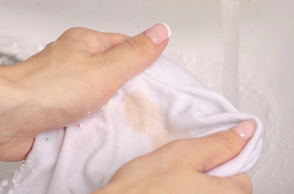How to get stains out of white clothes