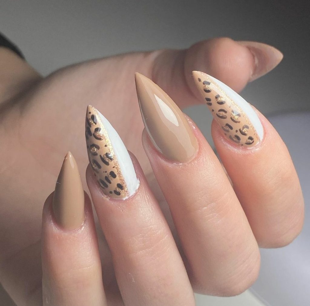 Animal print on sharp stiletto nails