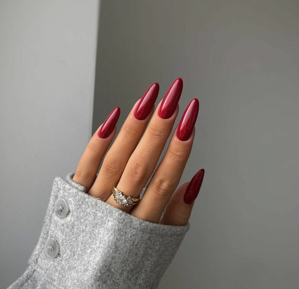 red glossy nails for a everyday look
