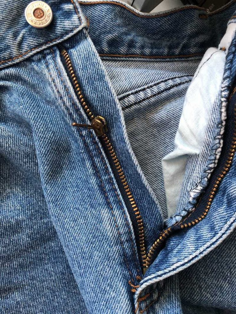 visual representation of a broken zipper