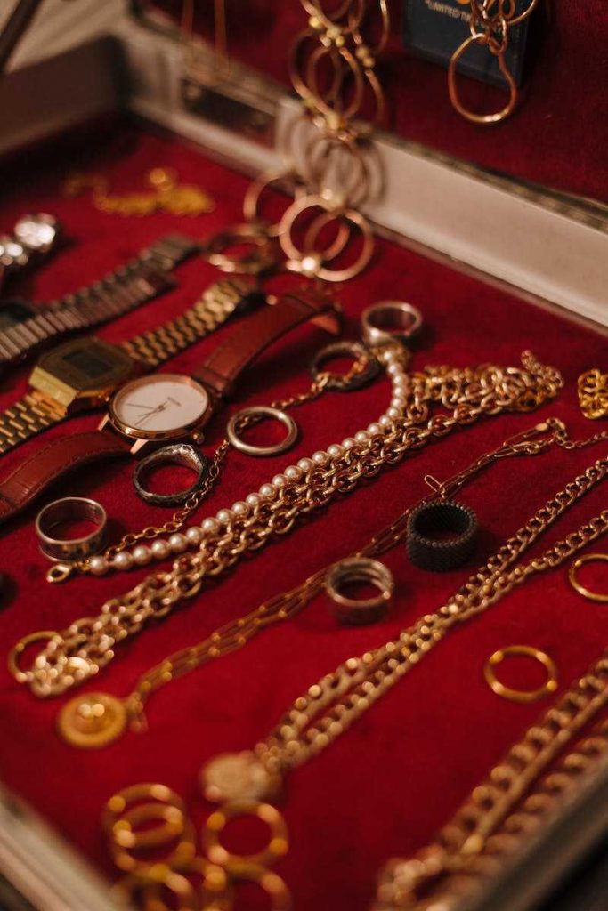 Keeping your gold jewelry unorganized will tarnish them faster