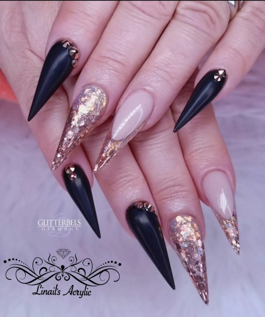 Classic black and gold nails 