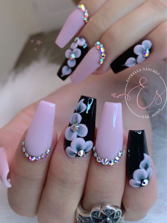 Floral nails look cute and whimsical