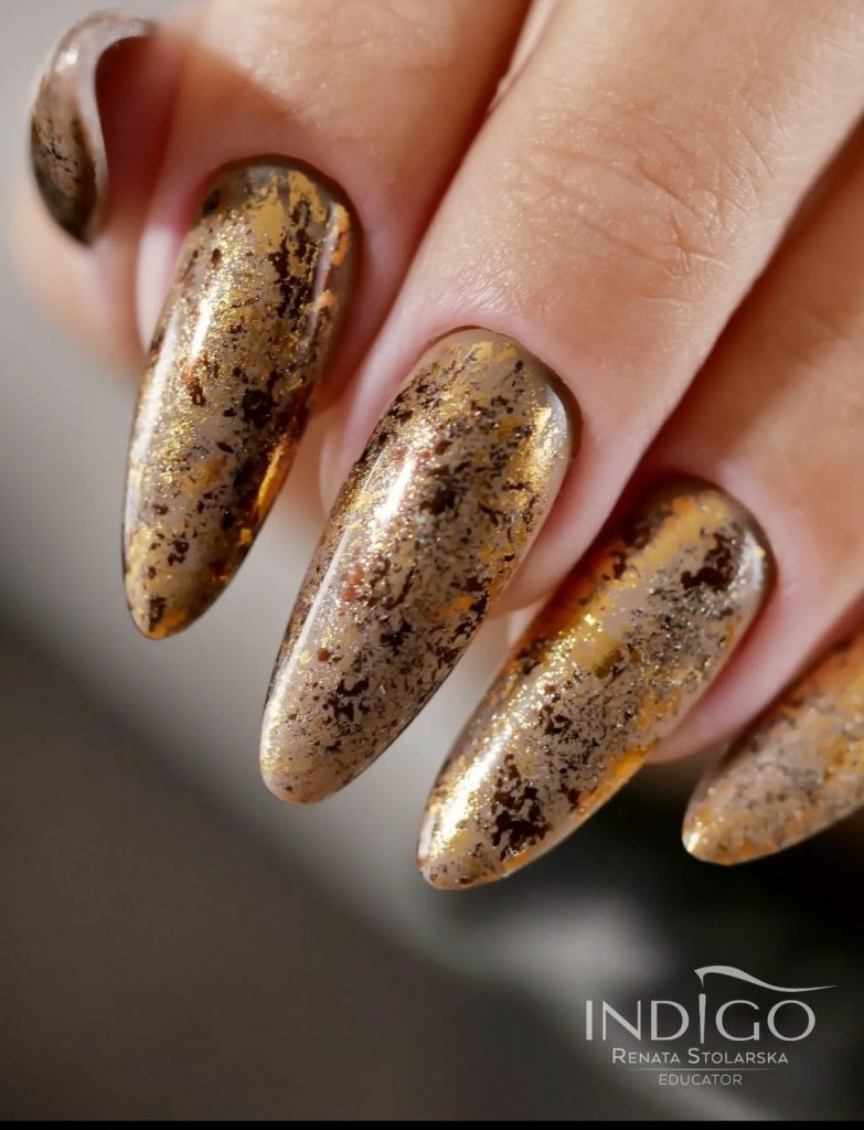 Gold foil and glitter nails for a elegant style 
