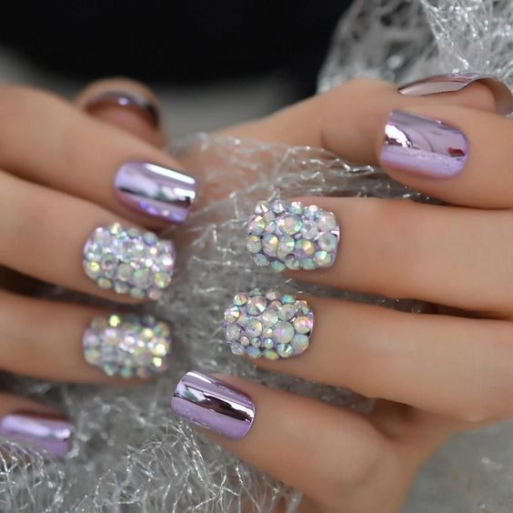 Short nails with rhinestones for an everyday style