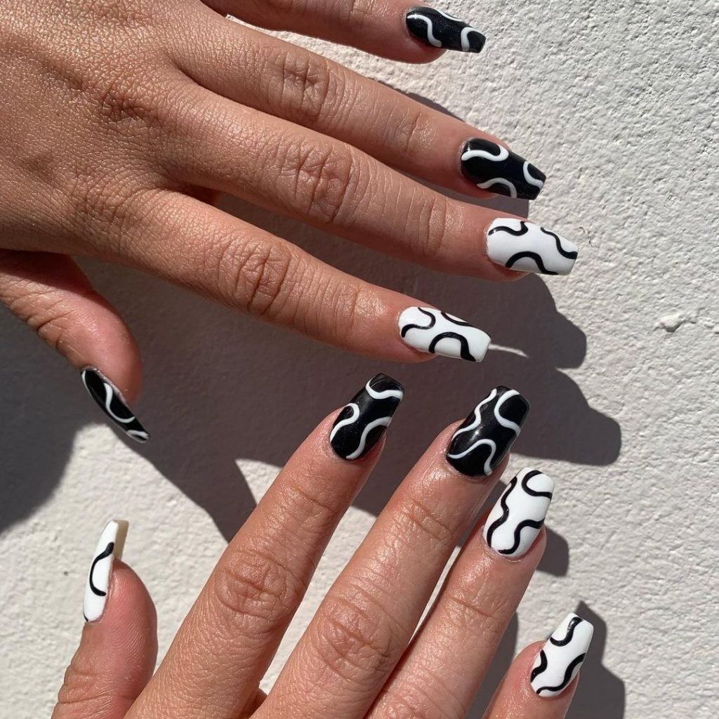 Diana's nail art - Really like this geometry👍 simple and chic at the same  time! Black is definitely back to business now 😊 What do you think about  black colour for nails?