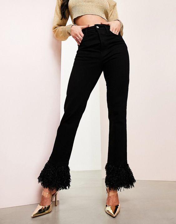 High-waisted jeans with feather hems
