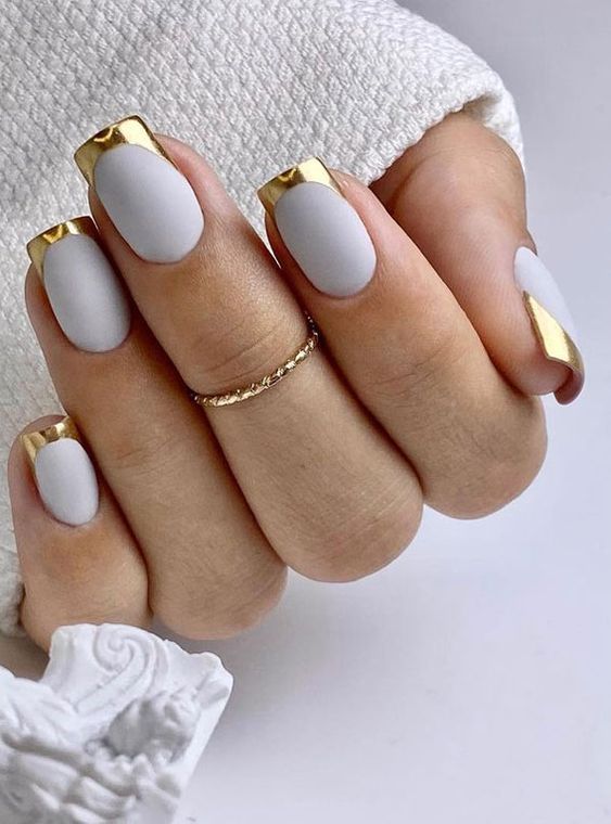 Effortlessly elegant: golden French tip for a luxurious manicure.