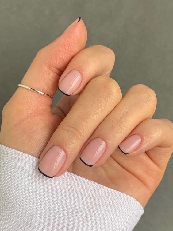 Elegant and professional: thin French tips for a versatile manicure.