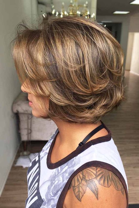 Soft short hairdo with feathery texture and fringe.