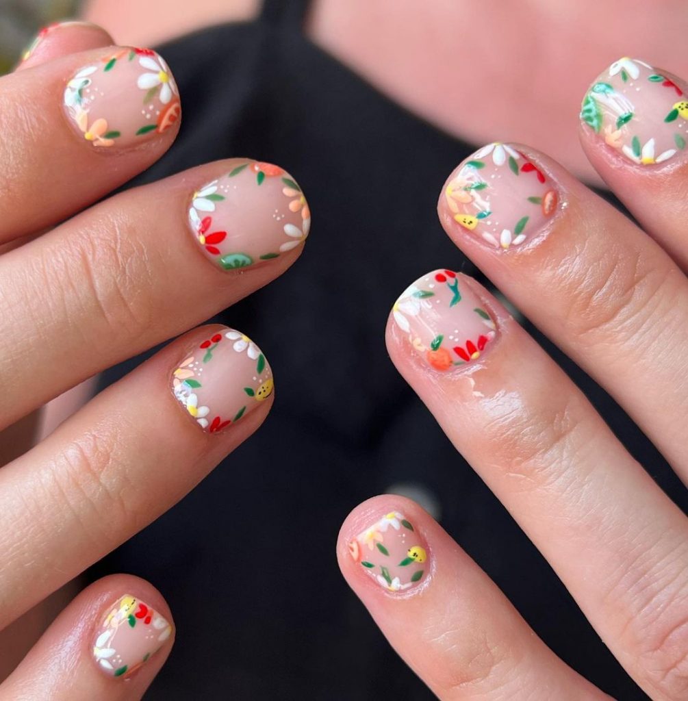 Nails with delicate outlines of flowers.