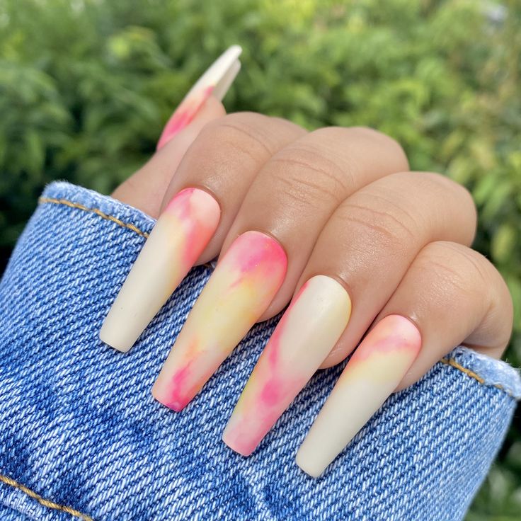 Warm and luscious marbled nails in honey peach shades.