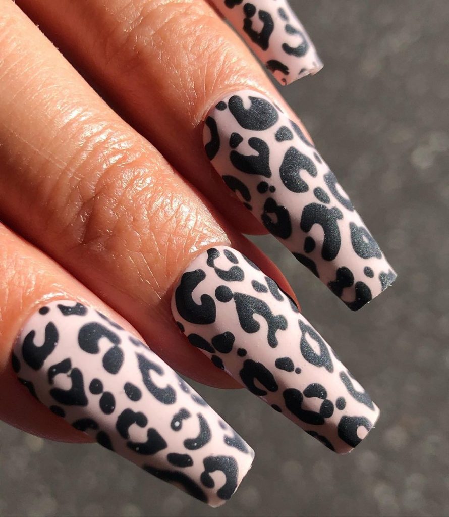 Fierce and trendy leopard-inspired pattern.