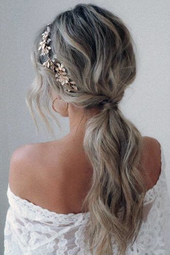 Textured bridal hairstyle, effortless and chic.