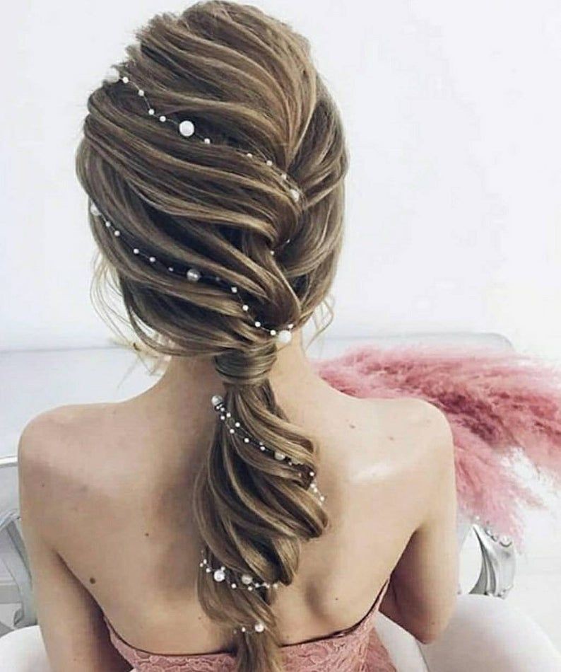  Curly hair adorned with delicate pearls.