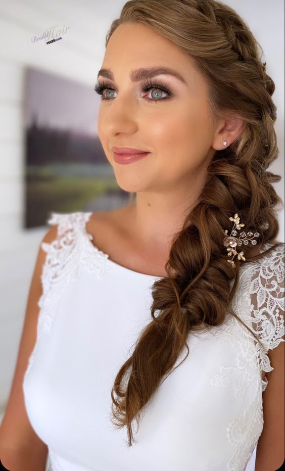 Fishtail side-swept braid, graceful and charming.