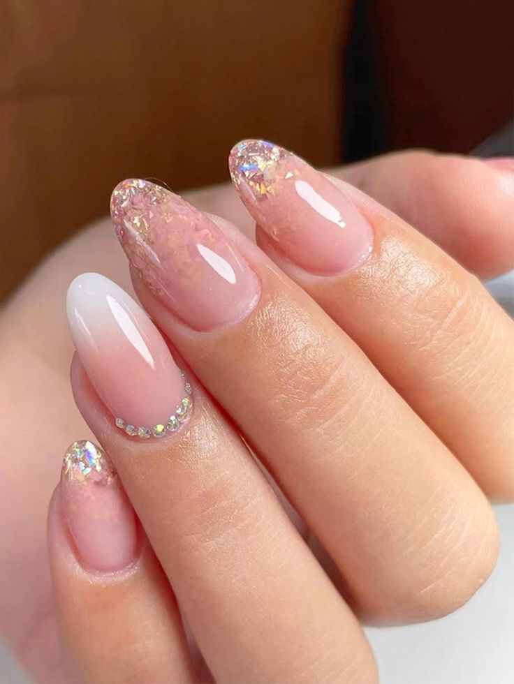 Sparkly almond-shaped ombre nails