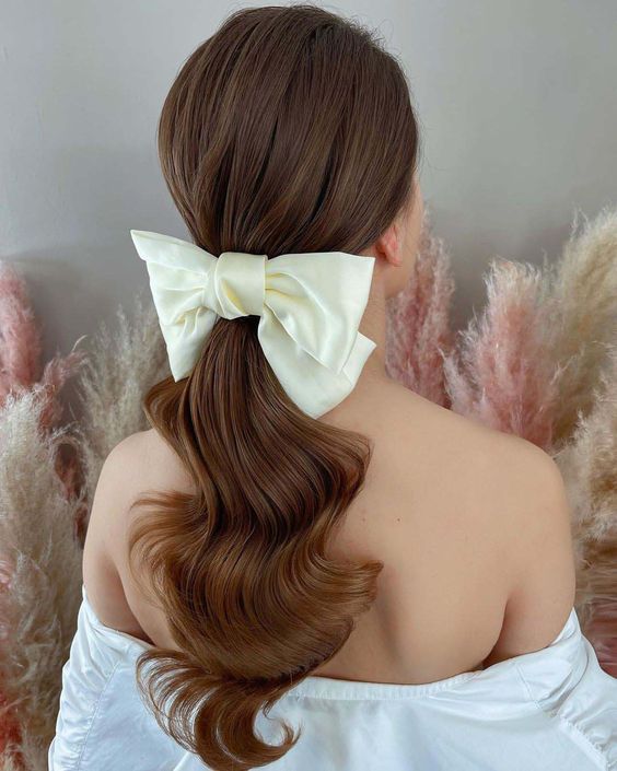 Chic low ponytail with a bow