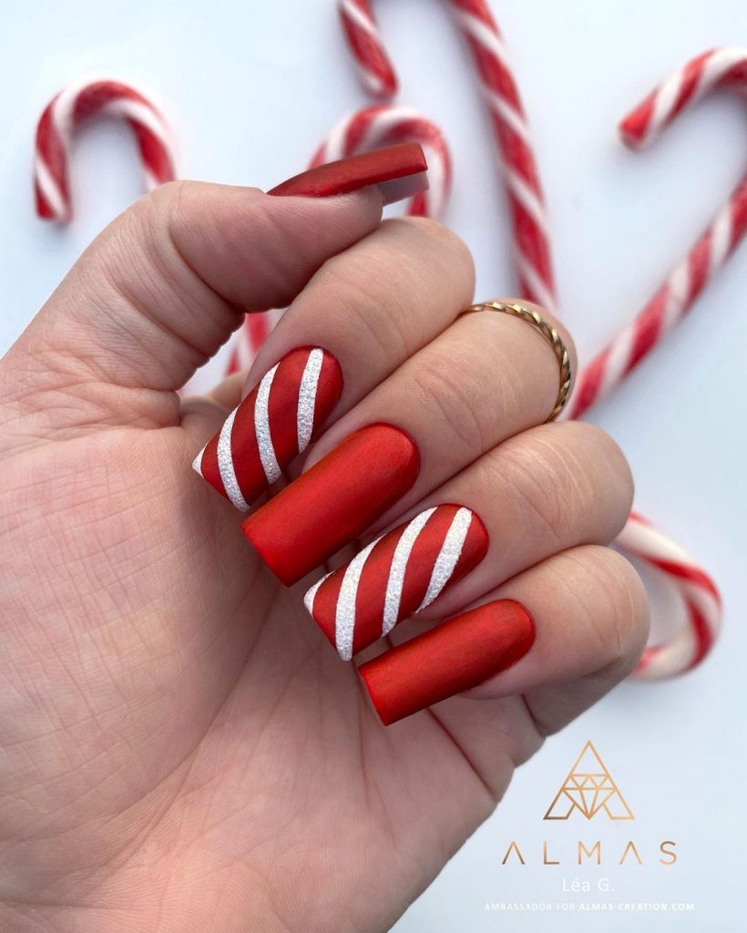 Festive Christmas candy nail design.