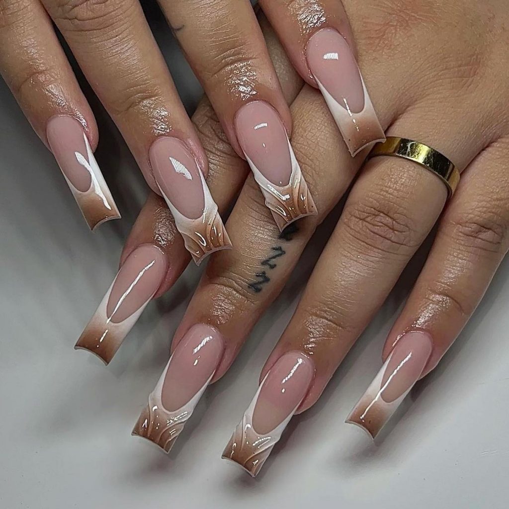Seashell-inspired French tip square nails.