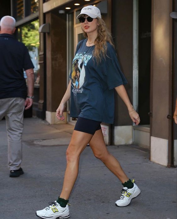 Taylor Swift wearing comfy oversized cloth and sneakers