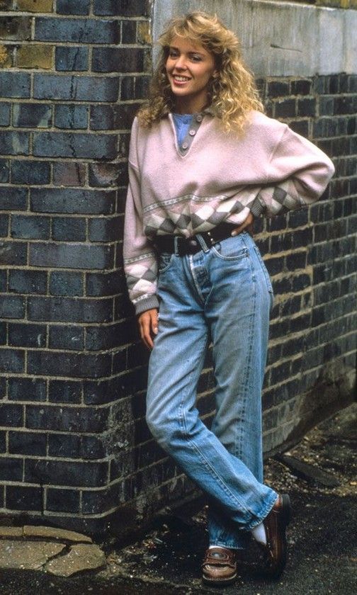 Oversized cardigan and blue jeans, 90s comfort.