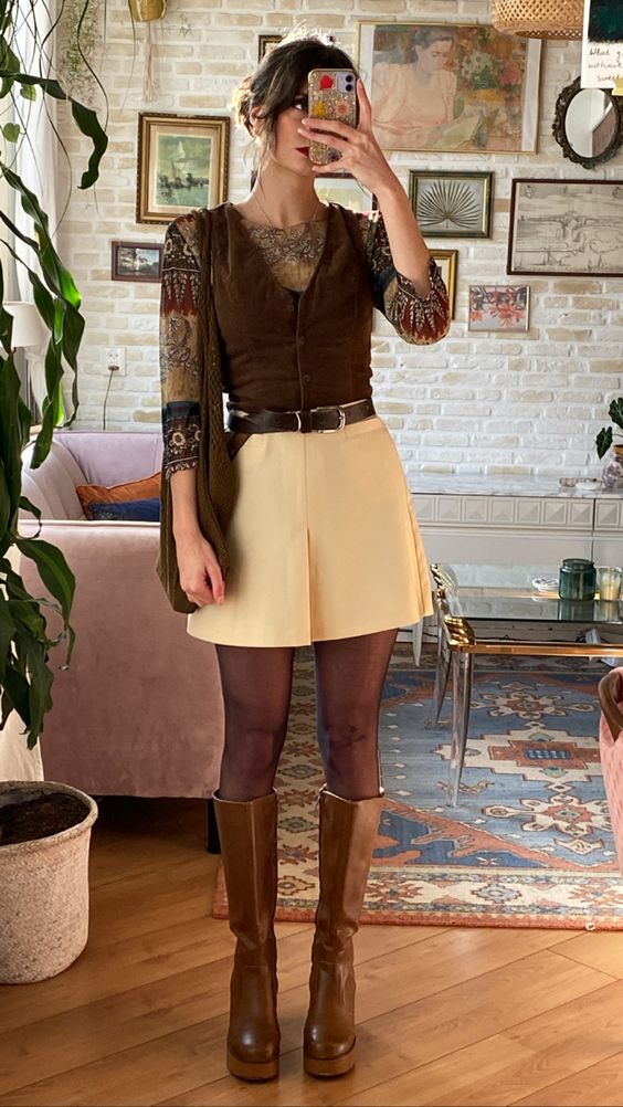 Brown printed vintage long-sleeved blouse.