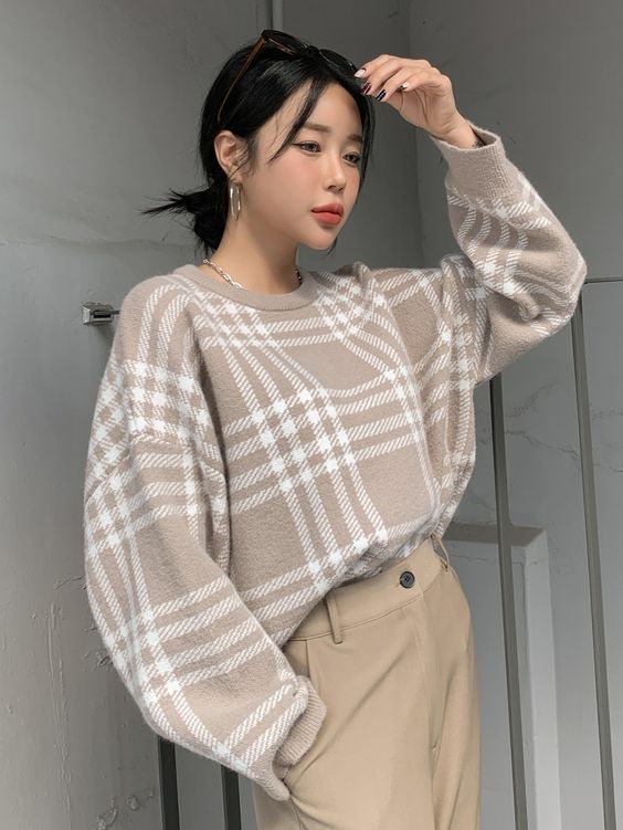 Plaid pattern drop shoulder beige sweater with matching trousers.