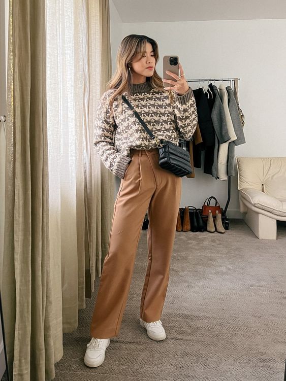 Printed Pullover with Camel-colored Trousers for winter jury duty