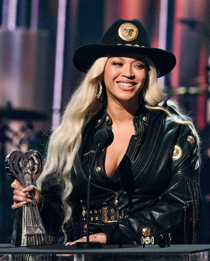 Beyonce receiving award on the stage